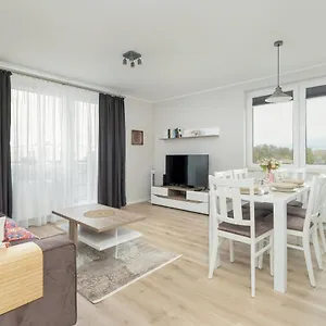 With 2 Bedrooms And Free Garage By Renters Poznań